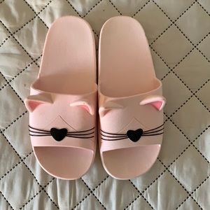 Size 5.5 cat slides in pink.